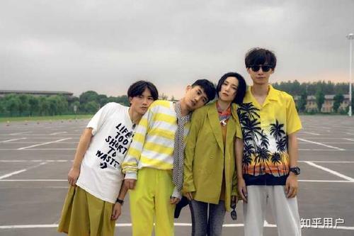 主唱王馨是设计师出身,乐队专辑的封面和周边都是她设计的(是不是每个