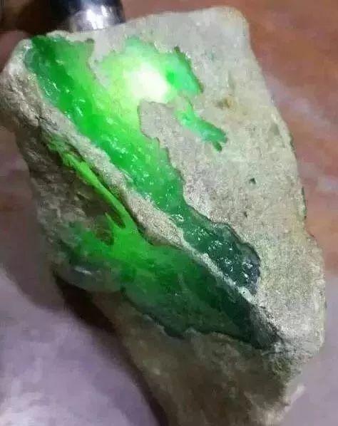 颜色好坏等次之分上分析, 翡翠最好的色彩为:帝王绿色,正阳绿,秧苗