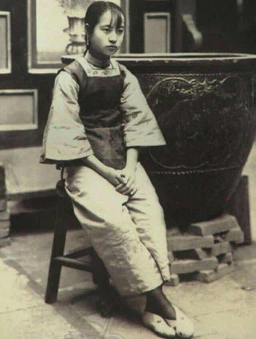 前面的看到的古代清朝女子,包括宫廷里的,似乎都很丑,然而