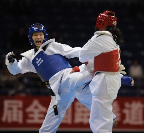 图文:女子72公斤以上级决赛 陈中使出横踢绝招
