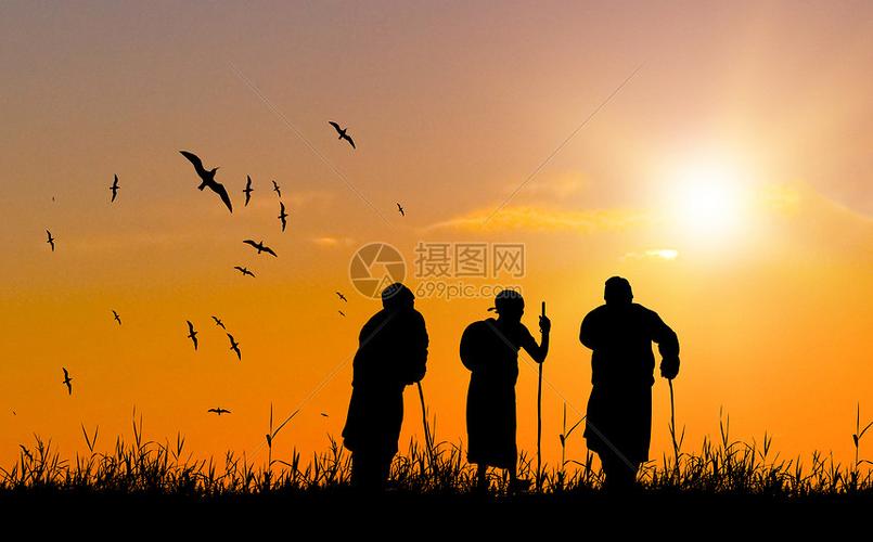 夕阳下老人剪影