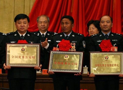 深圳市公安局龙岗分局喜获"全国优秀公安局"殊荣(图)