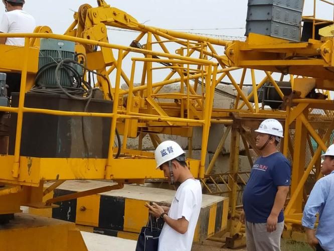 验收组安监站人员对建筑塔吊安装前检查