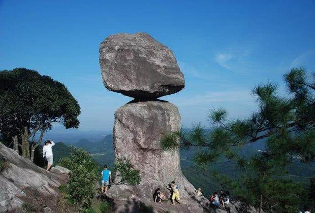 福建省仙游县菜溪岩景区中有一个"心动石",它立于山巅之上,腾空而起