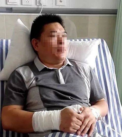 医师生命中最悲愤的一天躺枪被围殴睾丸被捏肿胀面部颈部多处受伤