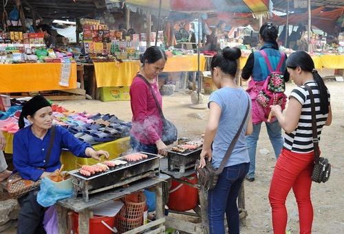 实拍中越边境的日常生活, 大批越南人在这做生意