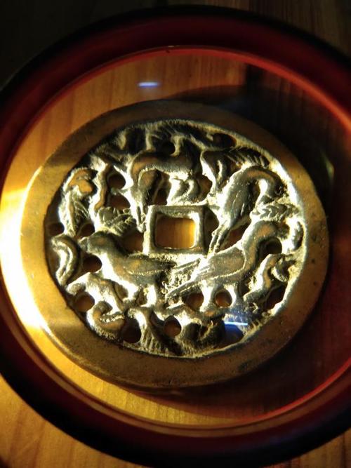 欢迎来到唐珍,你所发的这枚镂空四鸟花钱,图中四鸟应为四只喜鹊,寓意
