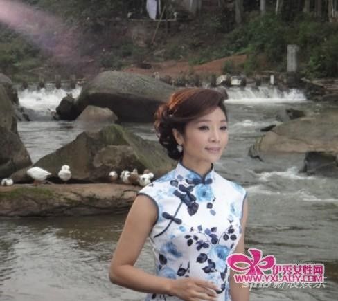 李丹阳身着旗袍