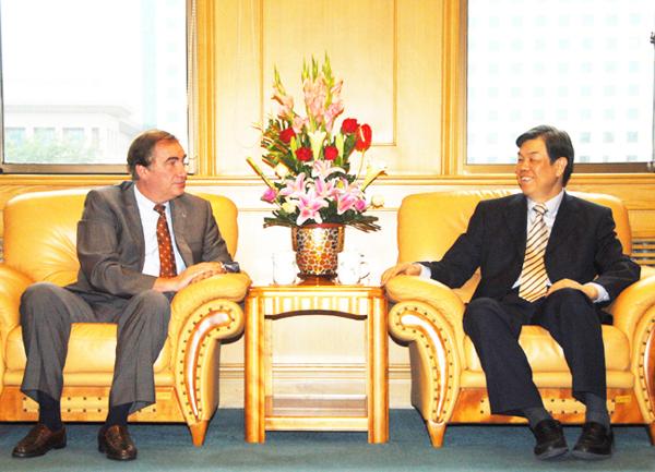 陆东福会见国际铁路联盟总干事长