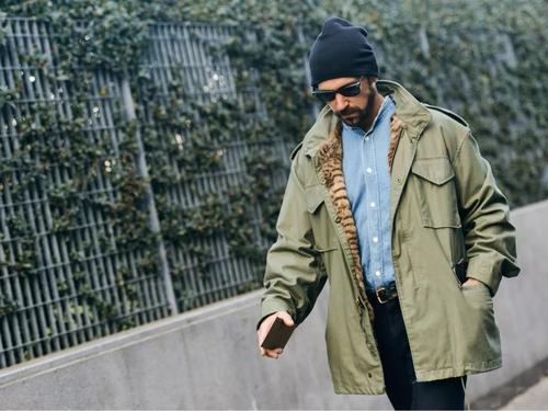 电影《出租车司机》中,robert de niro扮演神经质司机,对镜穿夹克成为