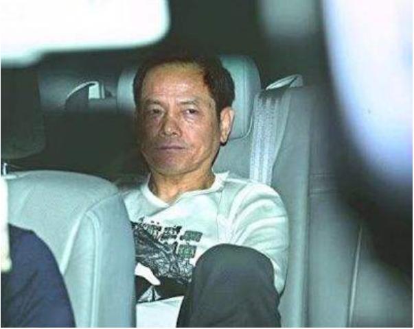 成龙在澳门赌场得罪崩牙驹,被14k人马包围,急找赌王解救