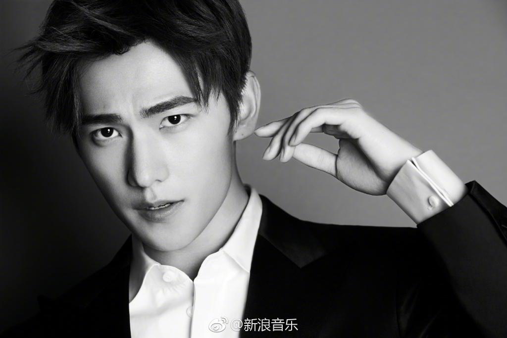 杨洋新闻180908杨洋全新写真拍摄公开黑白之间展现纯粹魅力