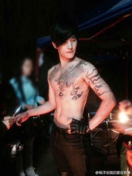 谁有盗墓笔记杨洋身上的麒麟纹身图片