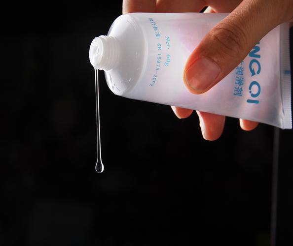  p>人体润滑剂是有别于机械使用,特别为人体设计的润滑剂,具有广泛的