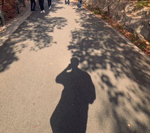 朋友圈里的 看影子感觉男生帅吗?