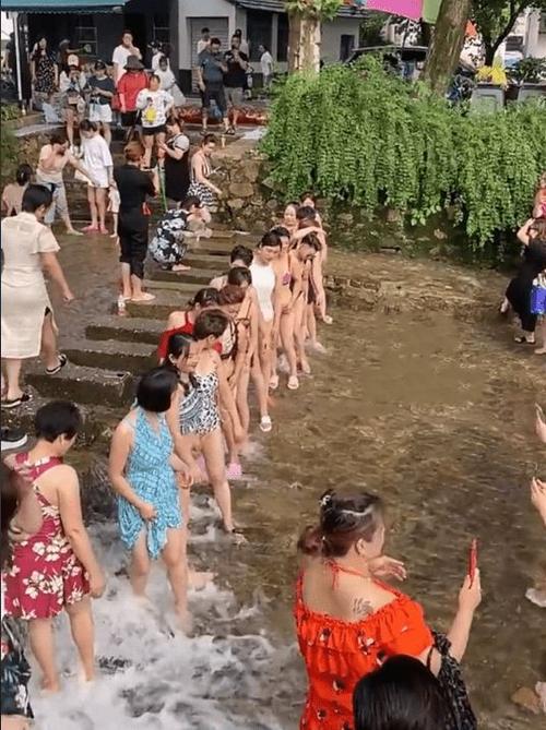 江苏一处儿童戏水地被阿姨们侵占穿着清凉在孩子面前摆臀狂扭