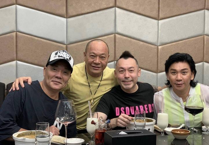 香港90年代四大奸角罕见同框,吴志雄越老越面善,雷宇扬娶小21岁娇妻