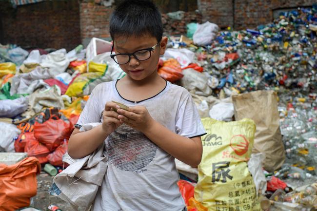 河南10岁男孩捡垃圾 原因令人心酸