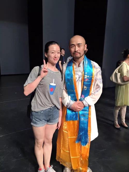 北舞学习期间与著名舞者李德戈景合影