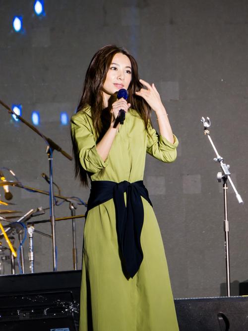 田馥甄身穿一袭白色衬衫裙,尽显淑女气质,网友:是心动的感觉!