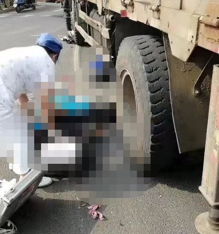 事故致驾驶电动自行车的一名女子当场死亡,海口交警已介入调查.