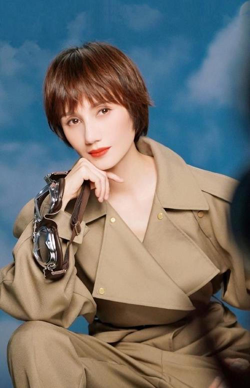 中年女人不想油腻,就剪短发吧,马伊琍与袁泉并肩,清爽