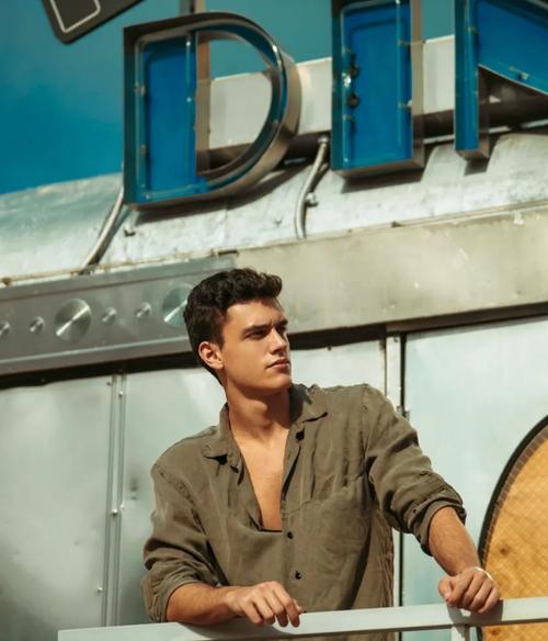 27岁西班牙高颜值鲜肉男模,腹肌迷人,健硕有型,这身材