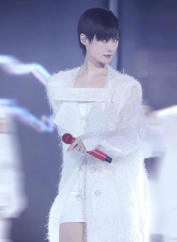 新浪娱乐讯4月14日,李宇春工作室更新一组美照,身穿一袭白色短裙套装