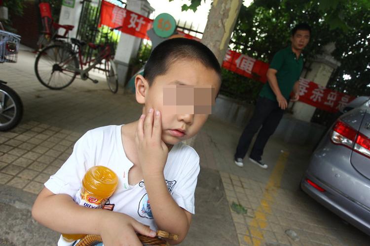 幼儿园孩子午休说笑被罚互扇耳光