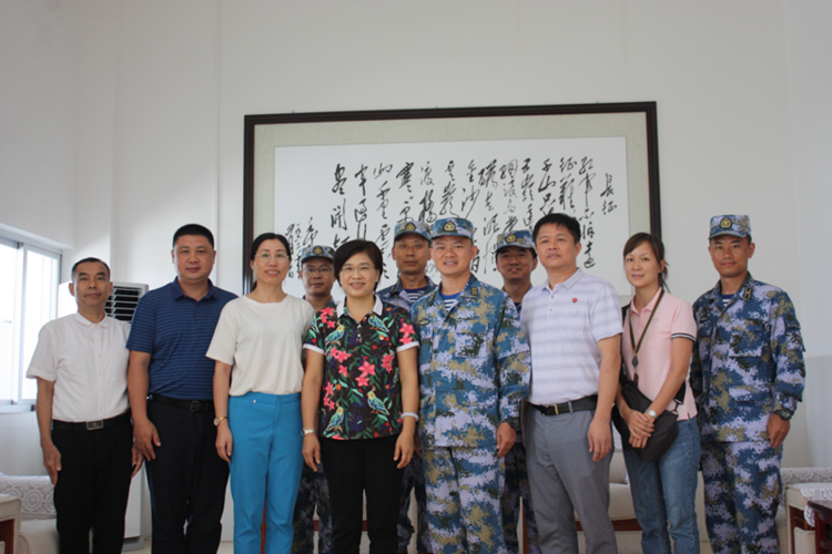 李华在八一建军节前夕率团慰问海军92057部队