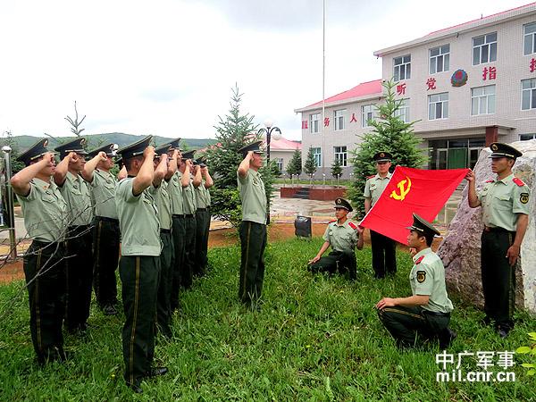 围绕"知党史,听党话,报党恩,跟党走"主题,通过向党旗宣誓