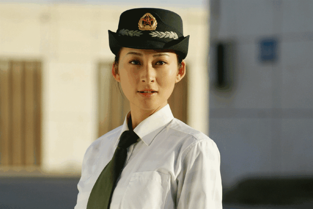 还记得《铠甲勇士》中的美真吗?现在的她穿上军装,女神范十足!