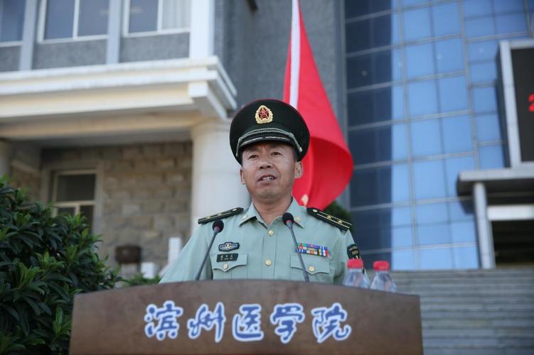 烟台警备区某部队副营长胡鹏飞宣读了2014级学生军训团编排建制安排.