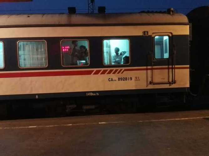 在国内如何快速分辨一列铁路客运列车机车和客车是什么型号