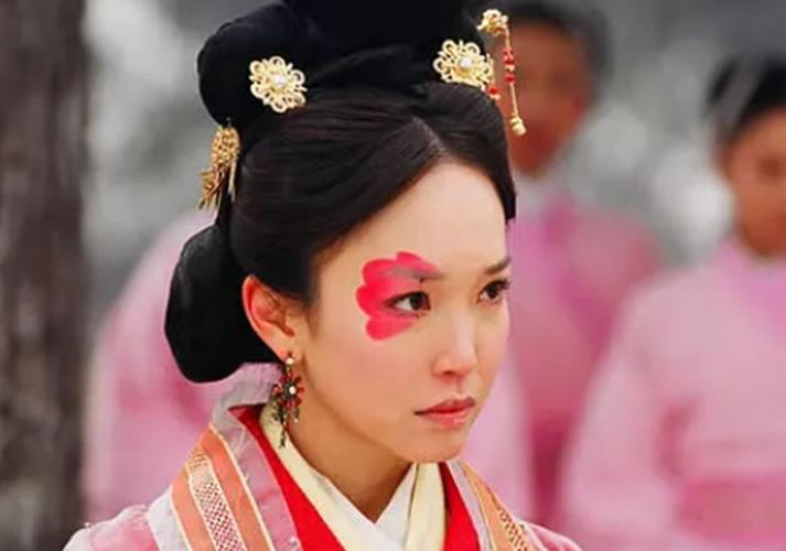 丑女钟无艳逆袭成皇后,堂堂一国皇帝为何娶她