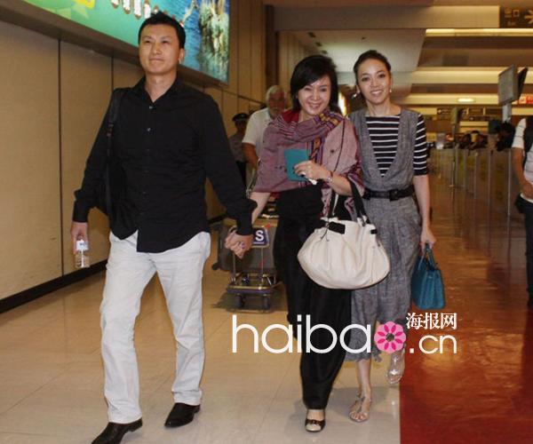 侯佩岑与黄伯俊婚后返台,一家人现身机场其乐融融