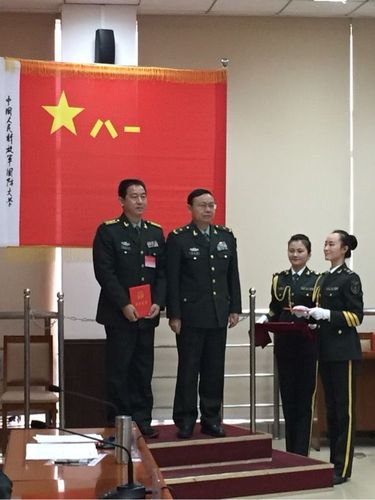 励志 精武塑像的国防大学