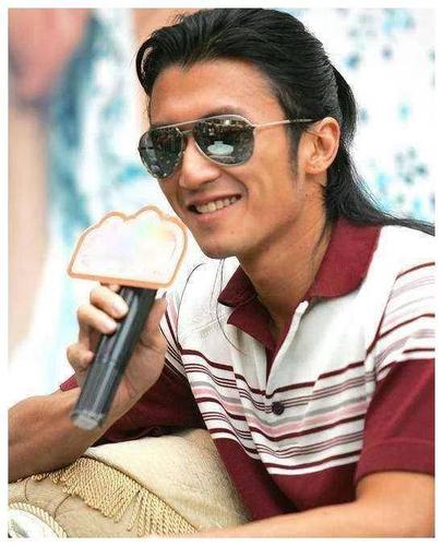 当吴亦凡碰上谢霆锋, 相差十岁比拼颜值竟输了网友魅力有差距