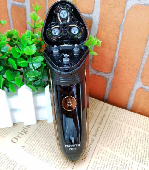 飞科男剃须刀充电式三刀头电动刮胡刀自动胡子刀胡须刀fs360包邮