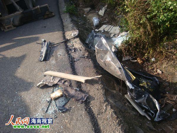 海南东线高速海口往三亚方向4公里处发生一起严重车祸,一辆丰田轿车和