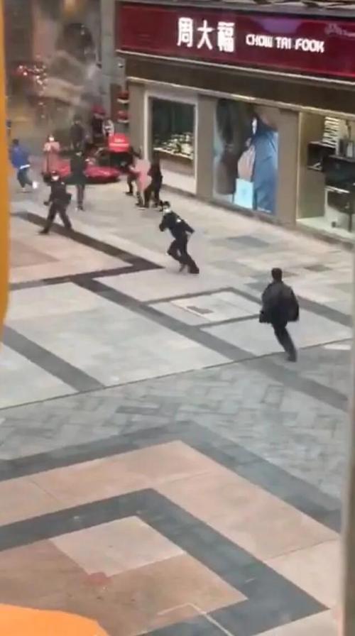 成都春熙路一男子持刀袭警,被击伤