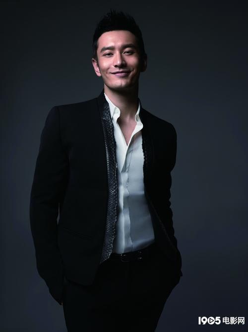 明星导师黄晓明展招牌笑容 黑色西装尽显绅士风度
