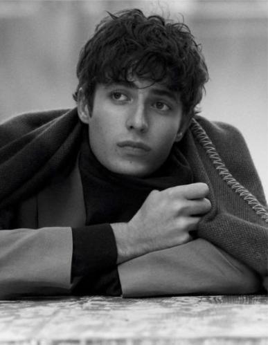 西班牙97年当红男模气场全开银发少年造型太惊艳