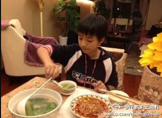 王俊凯的家脏吗?老家是平房还是楼房.家里有几个人,老人有几个?