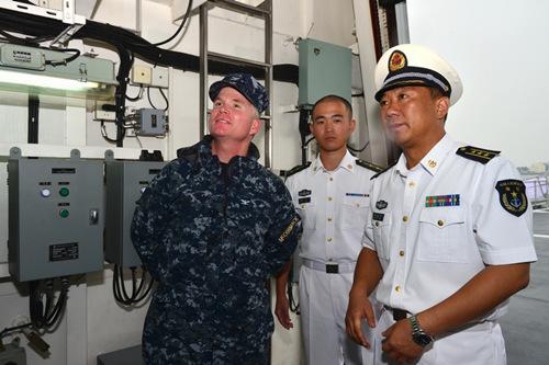 美国海军"蓝岭"号两栖指挥舰舰长在中国海军盐城号护卫舰上参观