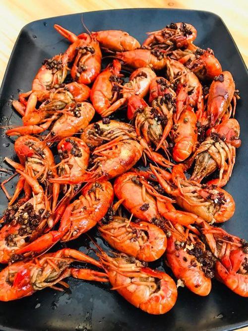 老树下小龙虾烧烤啤酒