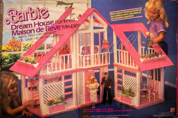 barbie house complete with furniture size when mounted: 1 m x 0.