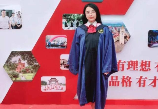她,浙江大学毕业生,拍一个人的毕业照,专业仅有一名