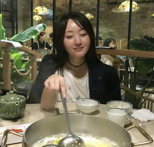 48岁杨钰莹素颜照曝光!t恤西装配侧刘海太减龄,连脖子都不放过