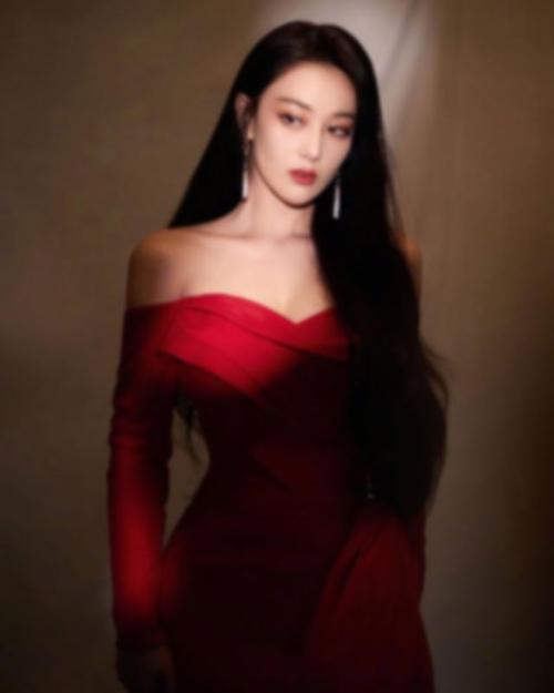张馨予红色礼服勾勒出性感身姿,魅惑眼神女神范儿十足!